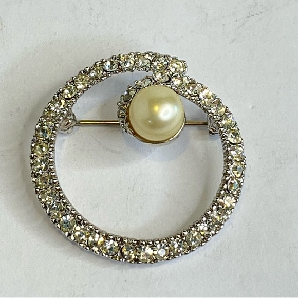 Marvella Circle Brooch Rhinestone Faux Pearl Silver Tone Vintage Jewelry - Picture 5 of 9